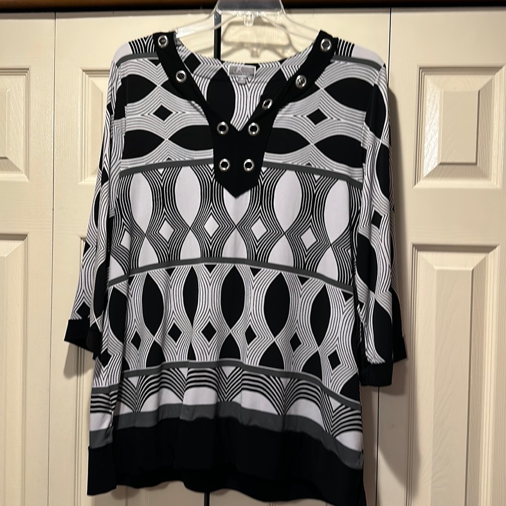 JM collection plus size women size 2X black and white silver accents on collar
